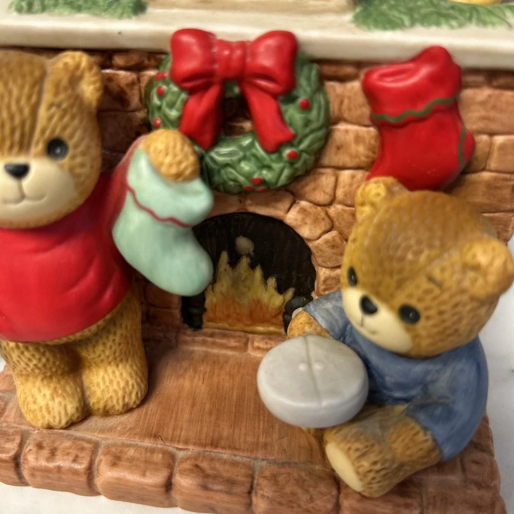 Enesco Musical Lucy & Me Christmas Fireplace Teddies WORKS! Vintage 1985 Bears